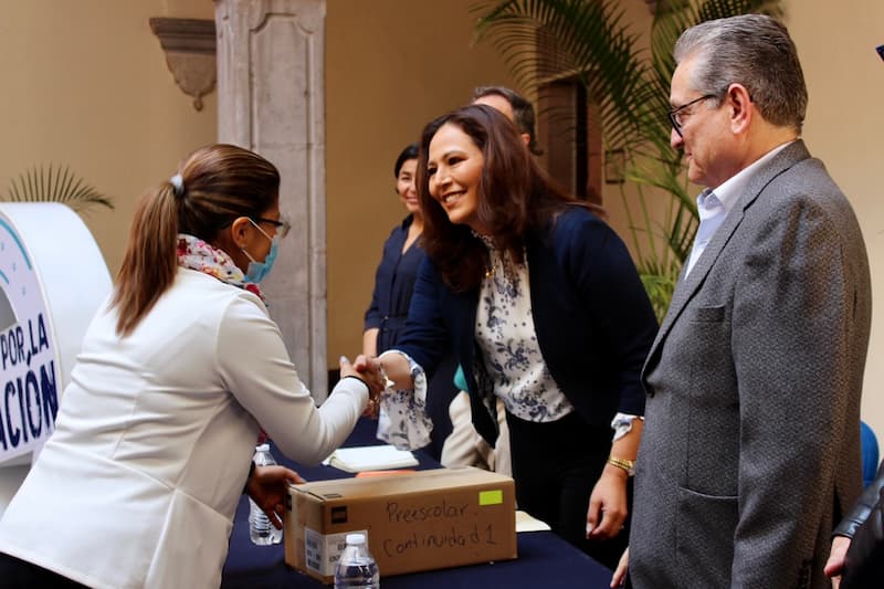 SEDEQ entrega equipamiento en robótica a escuelas de Querétaro