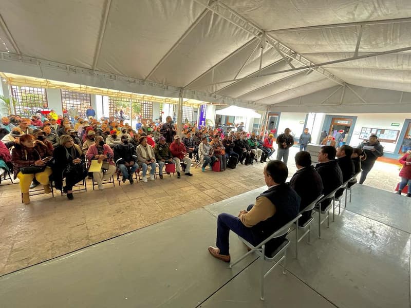 Toño Mejía entrega tarjetones a comerciantes de Tequisquiapan