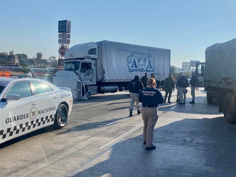 Un aparatoso accidente ocurrió entre un camión Torton y un convoy del Ejército Mexicano en el kilómetro 160 de la carretera 57, a la altura de San Juan del Río