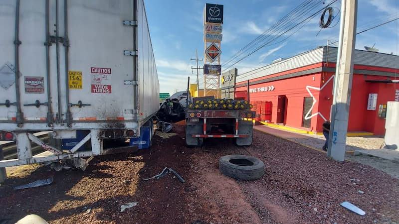 Tráiler sin frenos se va contra zona comercial de SJR