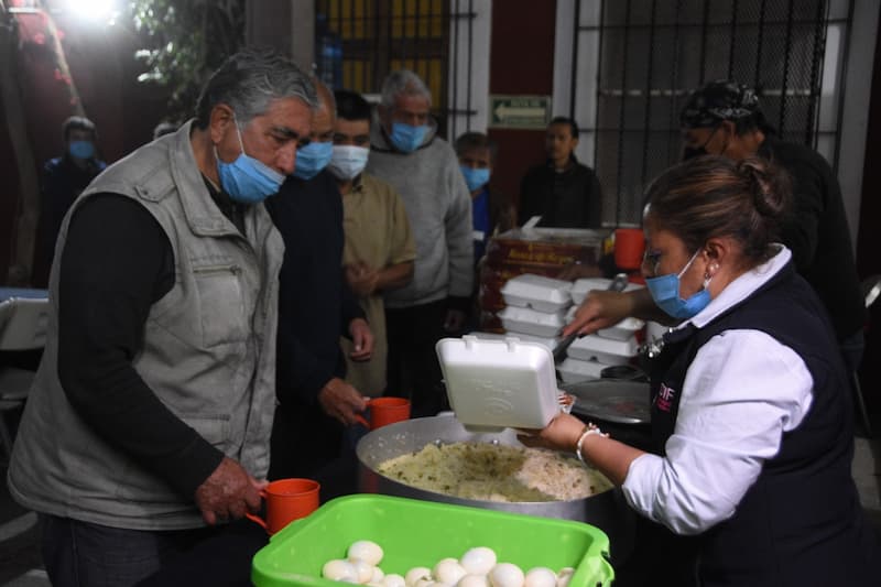 UTEQ dona roscas de reyes al SMDIF para las y los usuarios del albergue Yimpathí