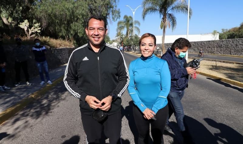 Alcalde Roberto Cabrera con la directora del deporte en San Juan del Río
