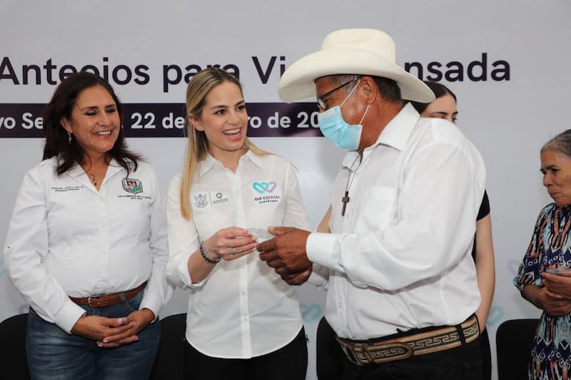 DIF Estatal entrega lentes para adultos mayores en Jalpan y Arroyo Seco