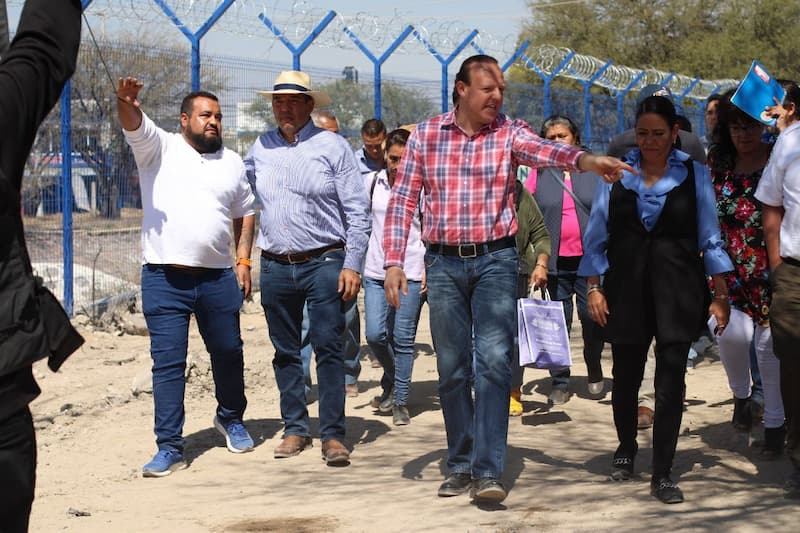 Germaín Garfias supervisa obra que gestionó para el tianguis de Las Garzas