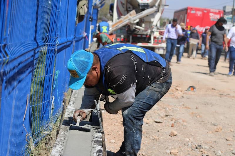 Germaín Garfias supervisa obra que gestionó para el tianguis de Las Garzas