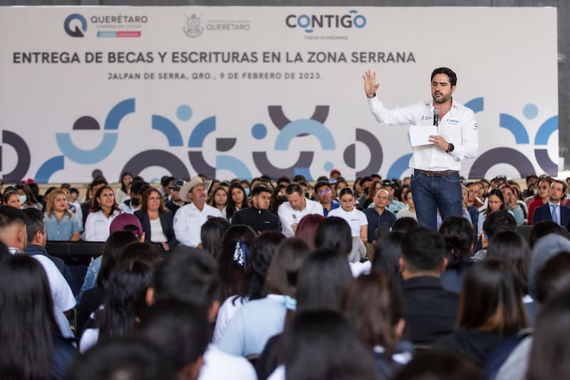 Mauricio Kuri entregó becas y escrituras en la zona serrana de Querétaro