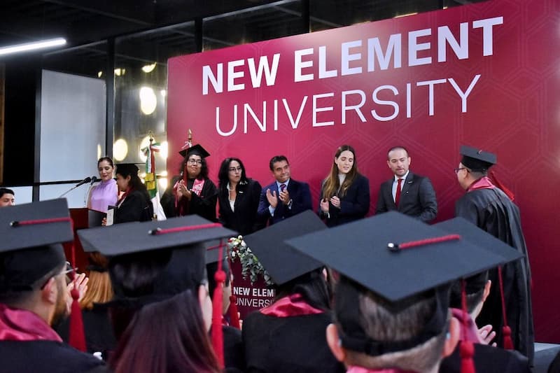 Roberto Sosa asiste a graduación de estudiantes de New Element University
