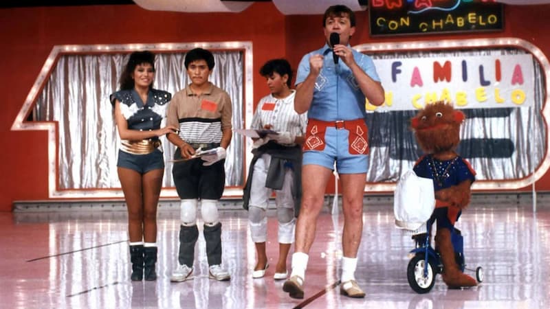 Xavier López, mejor conocido como "Chabelo", fue el conductor del programa "En Familia con Chabelo" por 44 años, en el que se destacó por su labor social al regalar cosas a niños y adultos de México