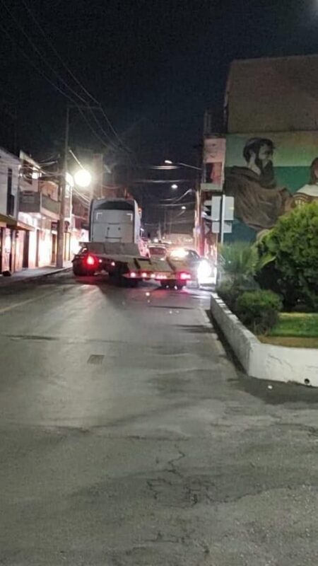 Fue necesario romper vidrios del tracto para bajar al operador del tráiler y presentarlo ante la autoridad competente en San Juan del Río