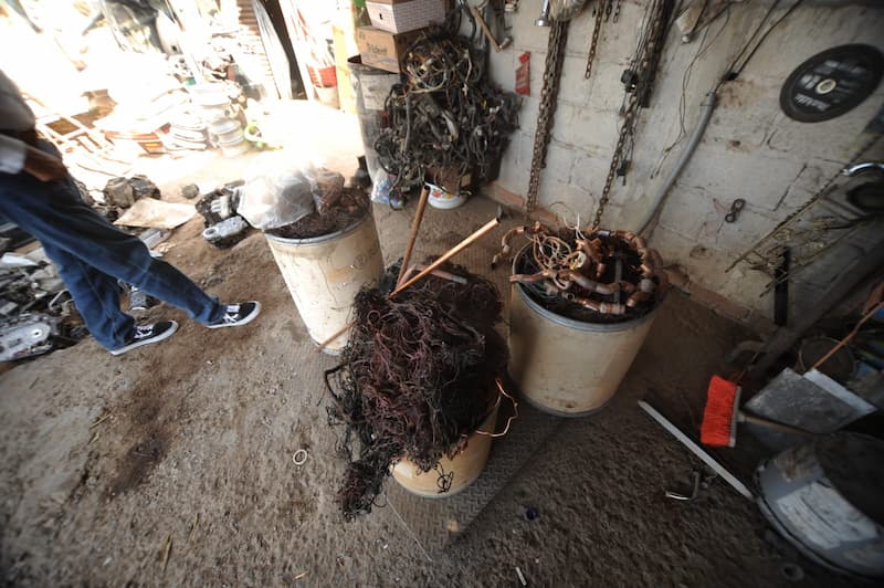 Clausuran chatarrera en La Estancia por compra de cobre robado