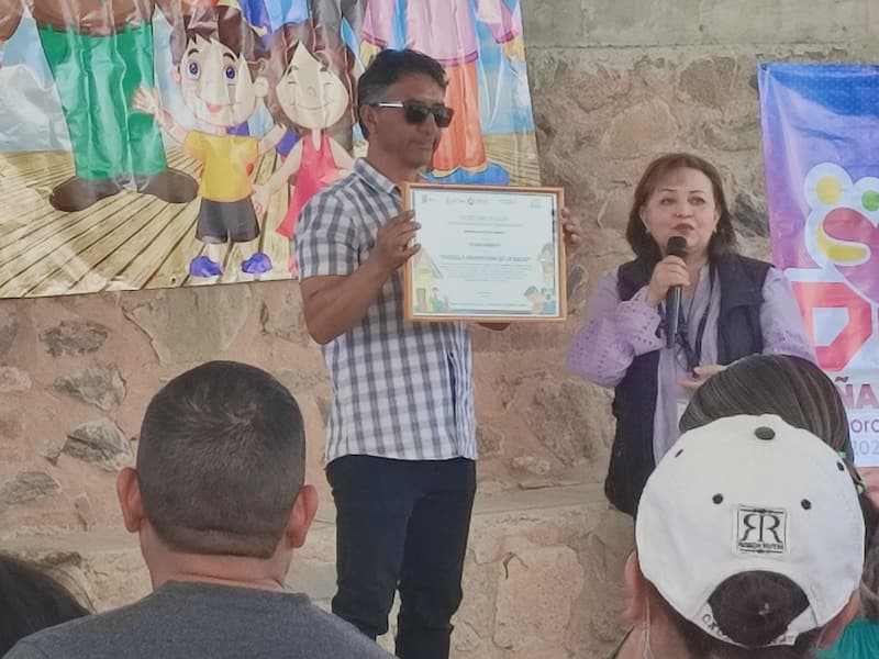 Entregan Placa de Certificación a escuela de Peñamiller como Promotora de la Salud