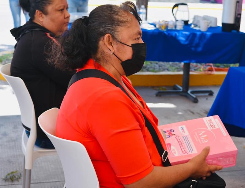 Entregan prótesis mamarias a mujeres sobrevivientes de cáncer de mama en Pedro Escobedo