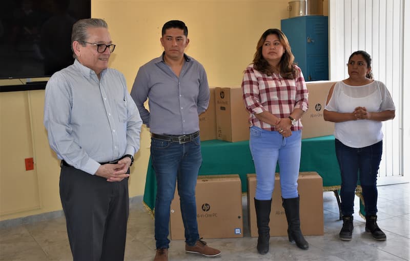 Gobierno de Querétaro entrega equipos de cómputo para la educación básica en Tequisquiapan
