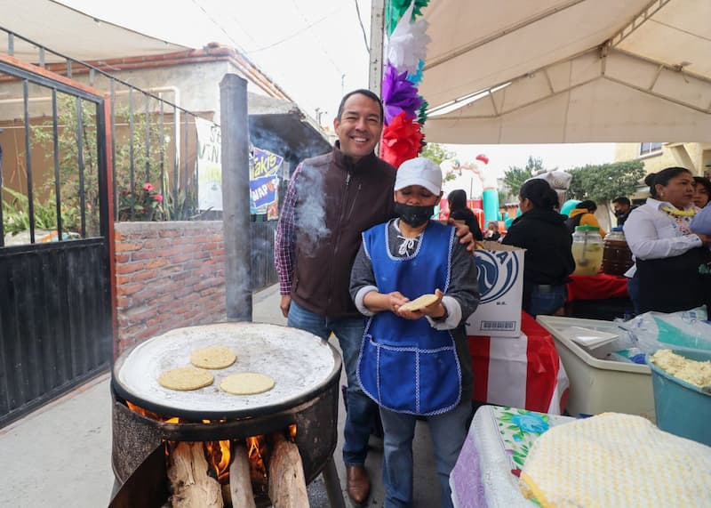 En arranque de Festival de la Gordita y la Dobladita en El Carrizo, el alcalde de SJR entregó estufas ecológicas
