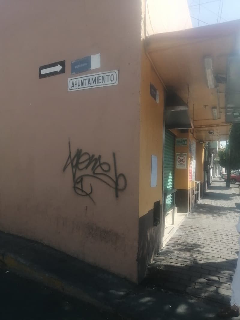 Policía de San Juan del Río detiene a hombre por dañar fachadas con grafitis