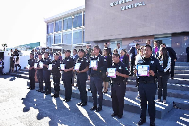 Roberto Sosa reconoce a mujeres policías en el marco del Día Internacional de la Mujer