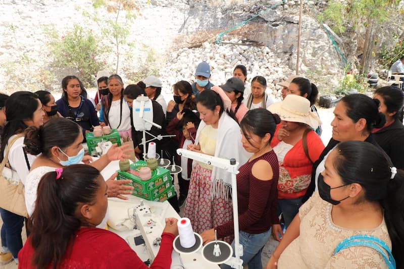 Sistema Estatal DIF entrega apoyo a artesanas otomíes en Tolimán