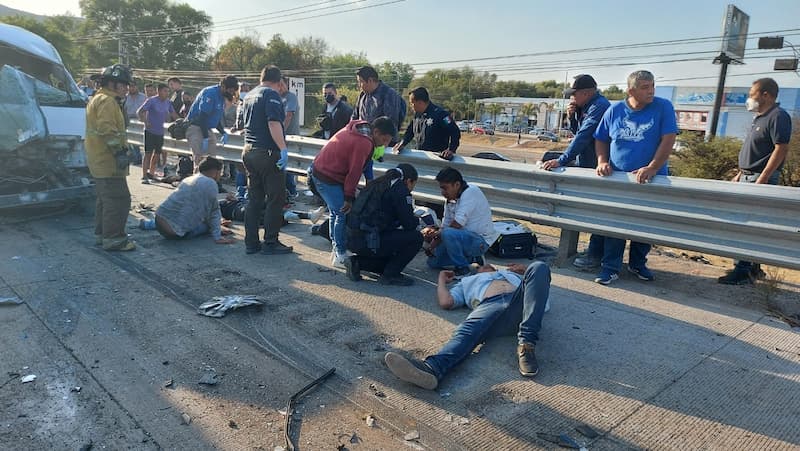 Una pipa habría arrollado a la camioneta Nissan Urvan que transportaba trabajadores, dejándola completamente destrozada y con sus 9 pasajeros lesionados