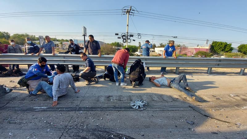 Una pipa habría arrollado a la camioneta Nissan Urvan que transportaba trabajadores, dejándola completamente destrozada y con sus 9 pasajeros lesionados