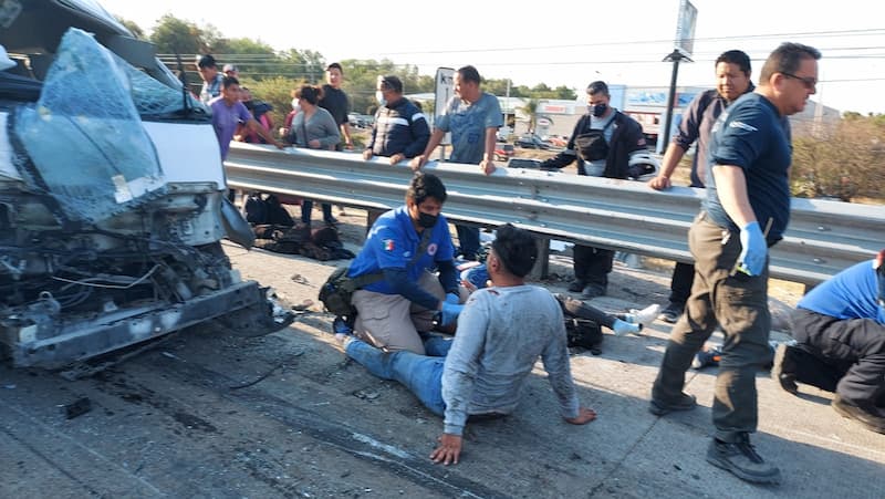 Tráiler destroza transporte de personal y deja 10 lesionados en la México-Querétaro 1