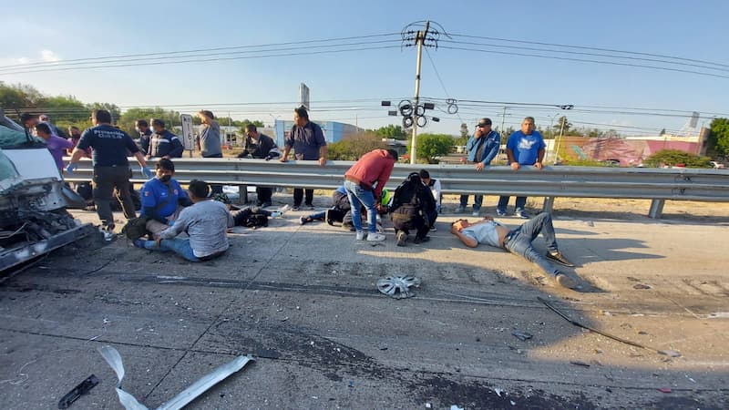 Una pipa habría arrollado a la camioneta Nissan Urvan que transportaba trabajadores, dejándola completamente destrozada y con sus 9 pasajeros lesionados