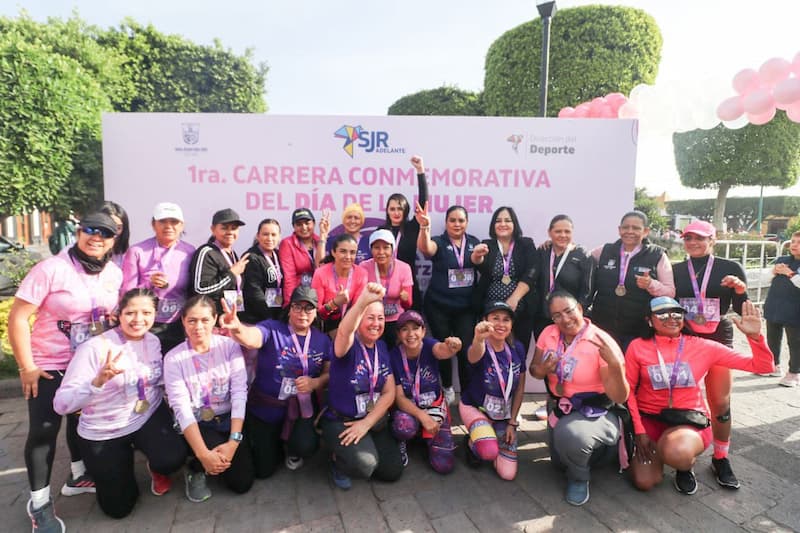Mujeres posando al final de la carrera por el día de la mujer en San Juan del Río