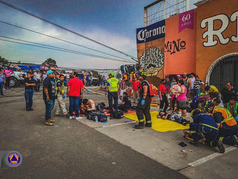 Autobús de la línea ETN choca y vuelca en El Colorado, municipio de El Marqués, Querétaro