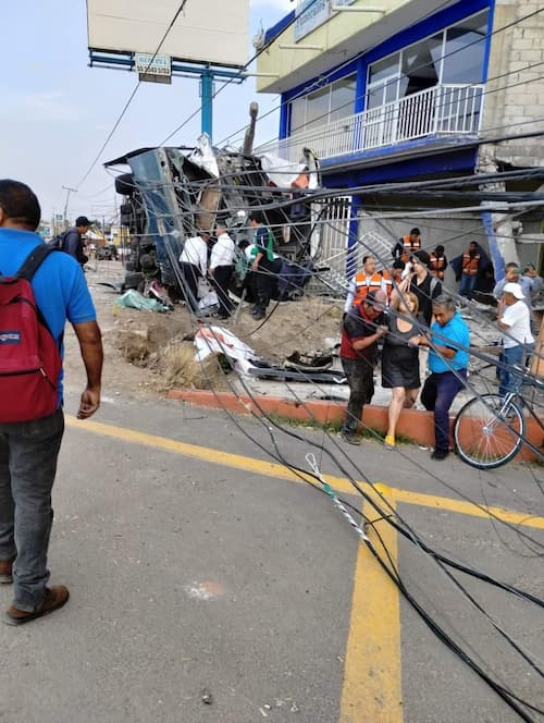 Autobús de la línea ETN choca y vuelca en El Colorado, municipio de El Marqués, Querétaro