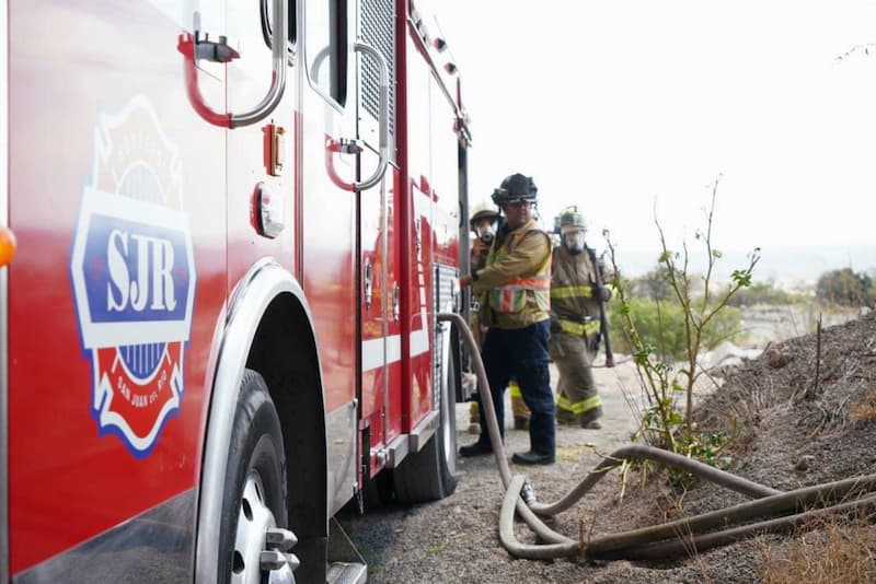 Bomberos sofocan quema de llantas y basura en la carretera 57, San Juan del Río 1