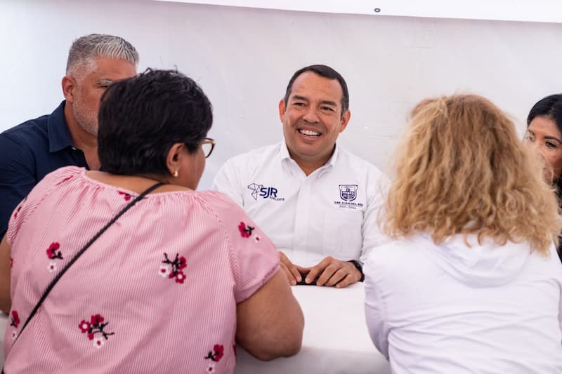Más de 250 ciudadanos atendidos en la cuarta jornada del Programa Martes Ciudadano en San Juan del Río 1 El alcalde Roberto Cabrera puso en marcha el programa para establecer un mecanismo directo de atención entre los ciudadanos y las autoridades municipales