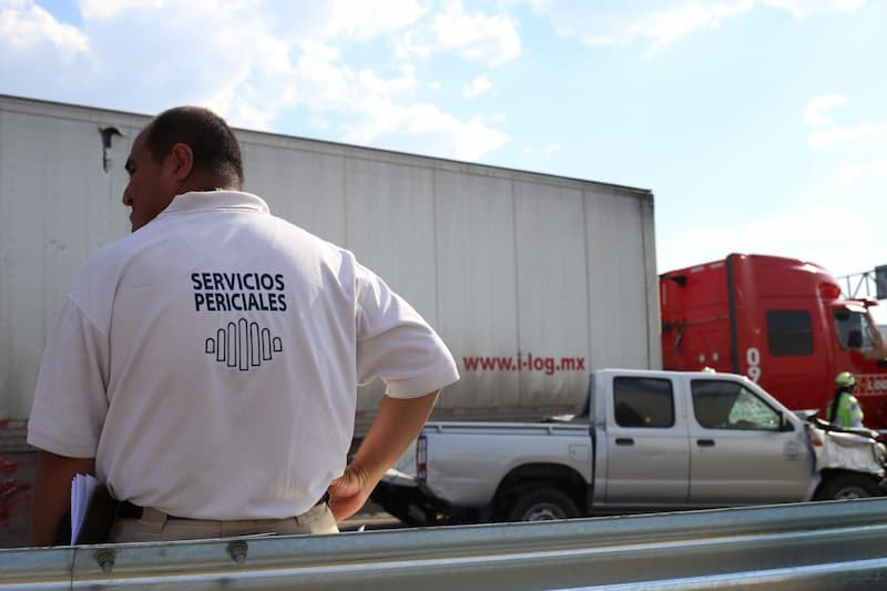 Un accidente múltiple en la carretera 57 a la altura de San Juan del Río involucró dos camiones y tres vehículos, dejando solo daños materiales