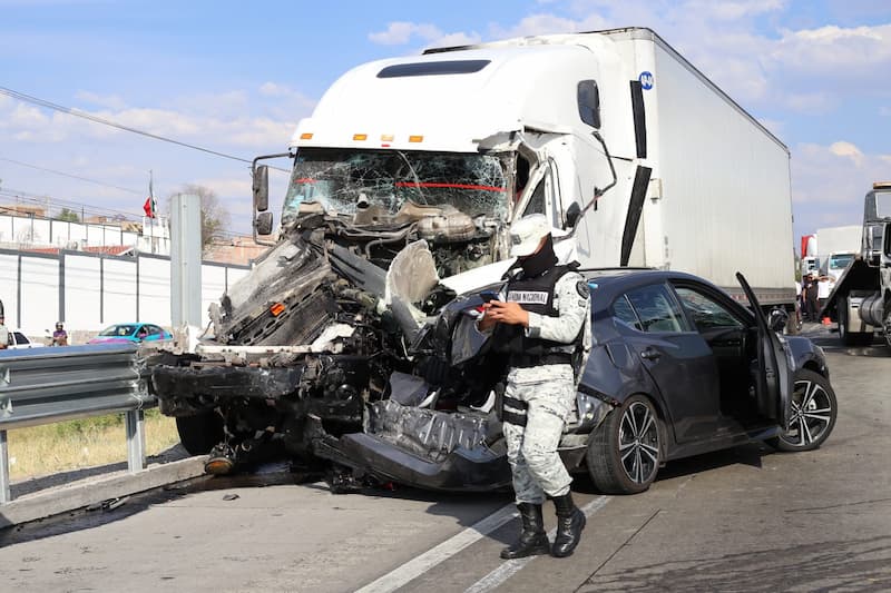 Un accidente múltiple en la carretera 57 a la altura de San Juan del Río involucró dos camiones y tres vehículos, dejando solo daños materiales