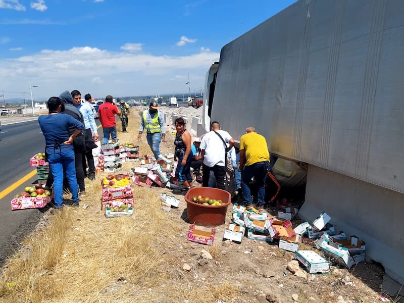 Volcadura de tráiler cargado de mangos provoca caos vehicular en autopista México-Querétaro