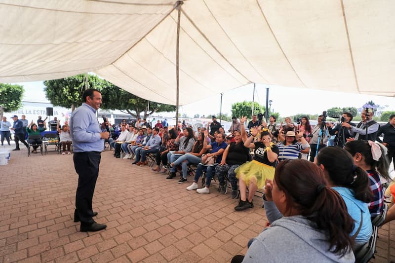 Roberto Cabrera pide promover valores sólidos en la familia para prevenir violencia 1 El alcalde enfatiza la importancia de la familia; anuncia cámaras corporales a policías y patrullas en San Juan del Río