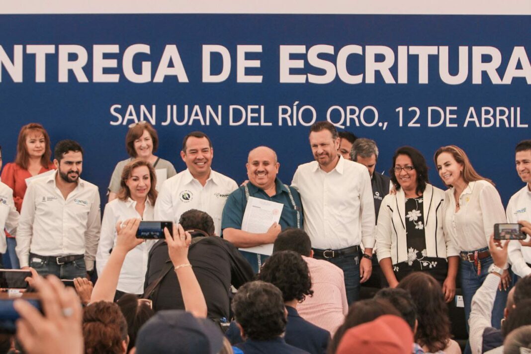 Se entregaron 60 escrituras para la colonia Ampliación Loma Linda, 20 para Los Girasoles y 15 para El Pedregoso en San Juan del Río