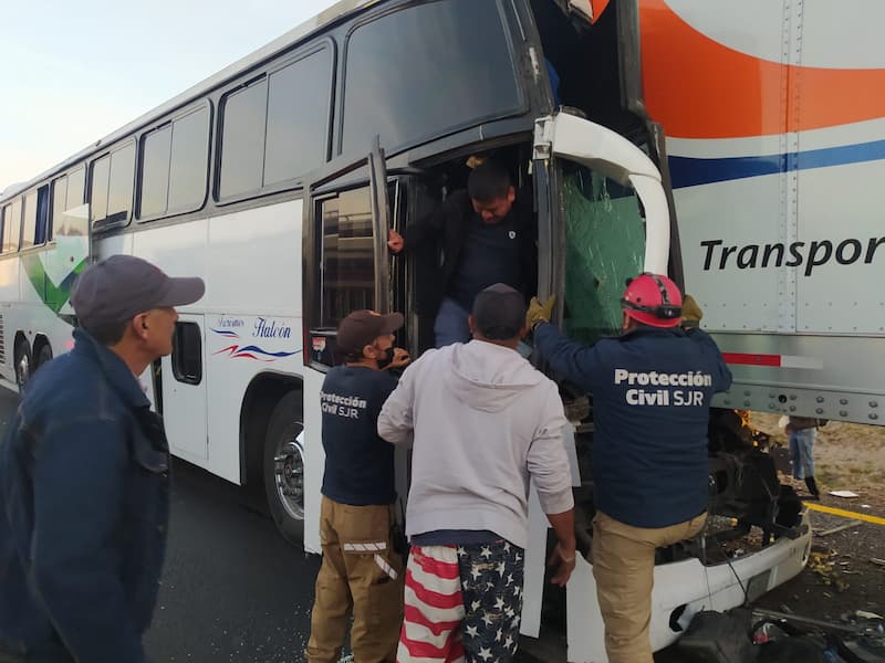 El autobús turístico procedía del estado de Durango con dirección a CDMX; más de 20 lesionados