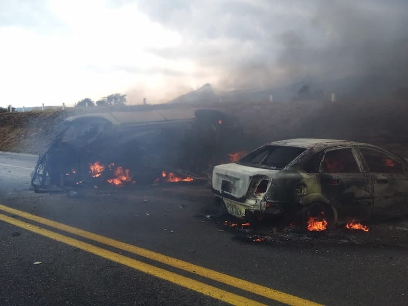 Extraoficialmente se informó que los fallecidos perdieron la vida en el incendio de los vehículos