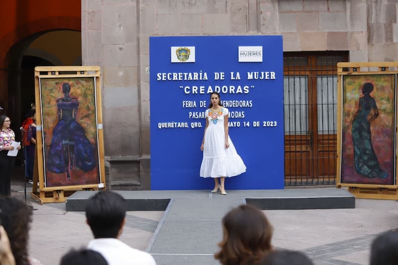 Celebrando a las madres emprendedoras, el Instituto Municipal de las Mujeres realiza una feria y desfile de moda en el Centro Histórico.