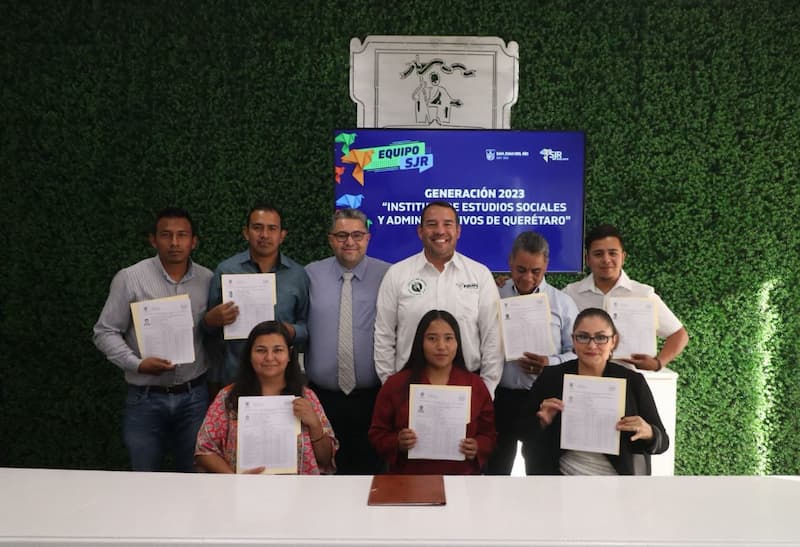 Encabeza Roberto Cabrera entrega de certificados de bachillerato a estudiantes del IESAQ 1 En nombre de los graduados, Francisco Reséndiz Velázquez expresó su gratitud al alcalde por su sensibilidad y atención a las necesidades ciudadanas