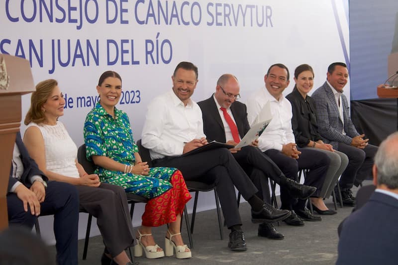 Mauricio Kuri resalta labor de Roberto Cabrera en San Juan del Río en 90 Aniversario de CANACO SERVYTUR 1 El gobernador de Querétaro, junto con el presidente municipal de San Juan del Río, destacan el papel del comercio, los servicios y el turismo en el desarrollo económico del municipio