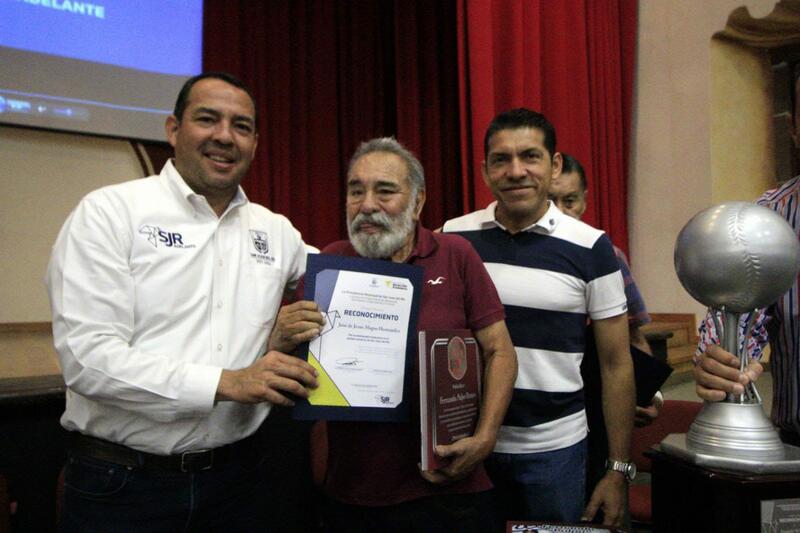 Los deportistas destacados Eduardo Barrera, Ángel Velázquez, Salvador Trejo y José de Jesús Magos fueron homenajeados por su trayectoria en el beisbol sanjuanense