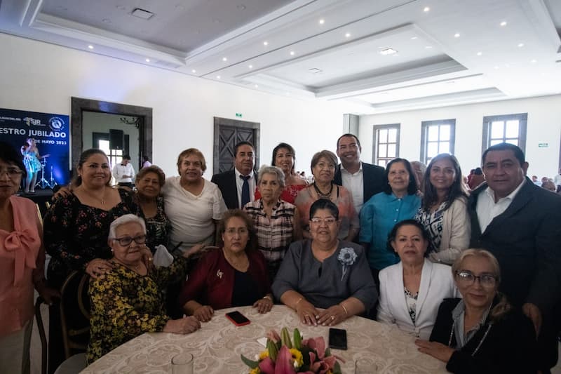 Roberto Cabrera enfatiza la importancia de invertir en educación en San Juan del Río 1 El alcalde destaca el trabajo en equipo y la dedicación por la educación durante ceremonia de honores a la Bandera en jardín de niños José María Arteaga