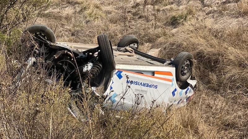 Tras ser agredidos y perseguidos por los taxistas, una patrulla de supervisión volcó dejando un lesionado en Amealco, Querétaro