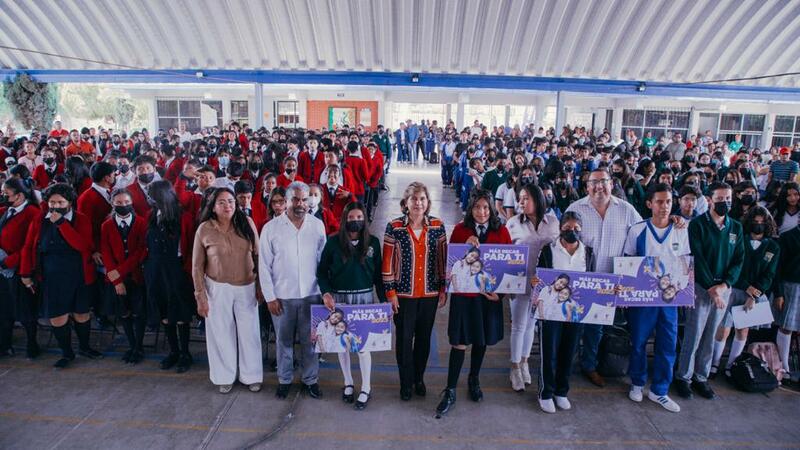 Entregan becas educativas a más de 1,400 estudiantes destacados en Tequisquiapan