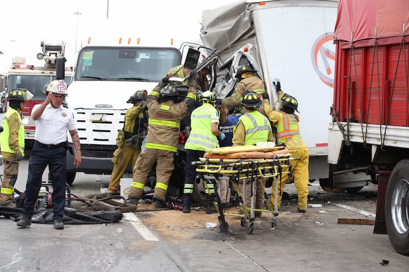 Rescatan a trailero prensado en carambola en el km 159 de la México-Querétaro