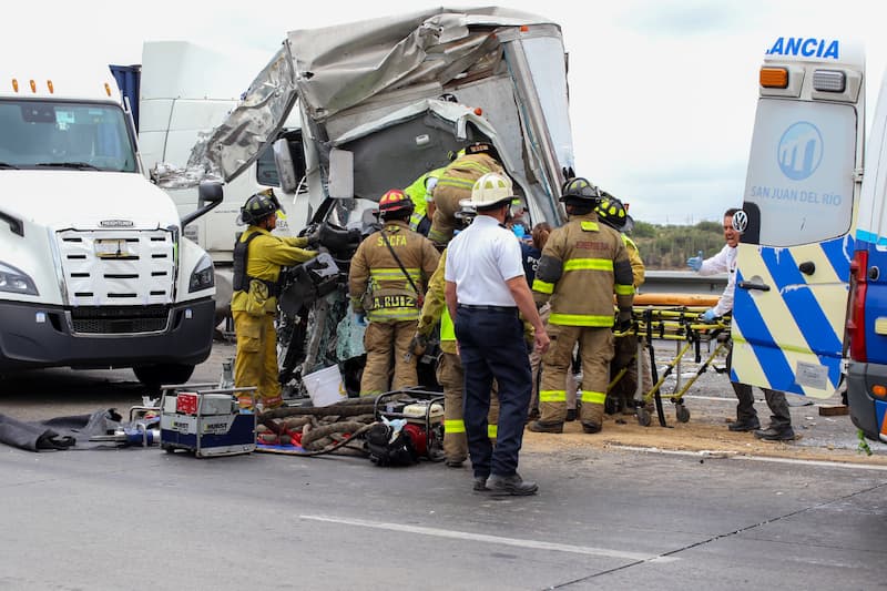 Rescatan a trailero prensado en carambola en el km 159 de la México-Querétaro