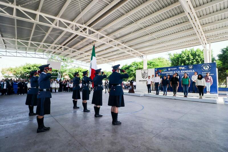 Autoridades municipales rinden honores a la Bandera en San Isidro