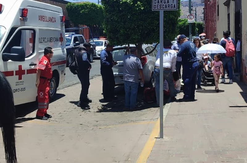 Niña jinete cae durante Cabalgata de Feria y caballo daña auto estacionado