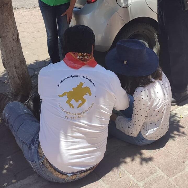 Niña jinete cae durante Cabalgata de Feria y caballo daña auto estacionado