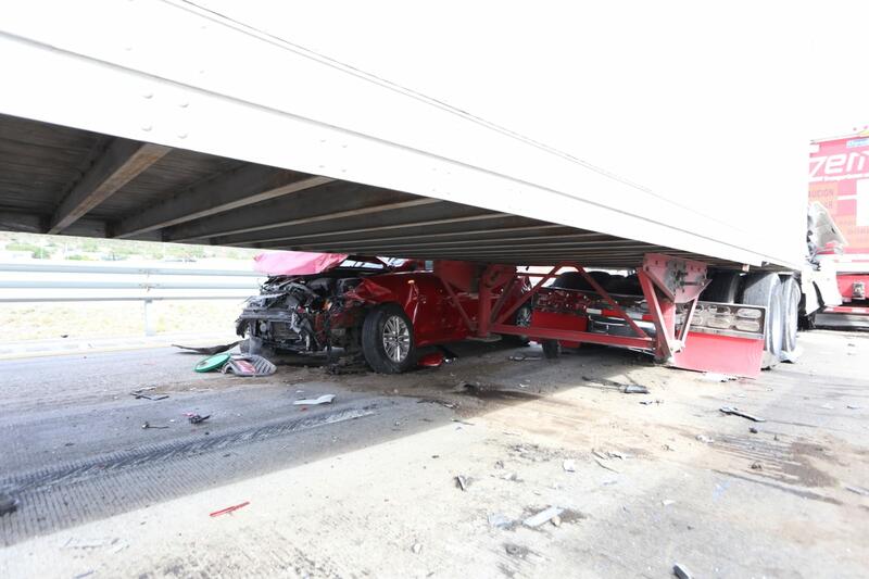 Carambola en la carretera 57 de San Juan del Río involucra a dos transportes pesados y un auto sedan